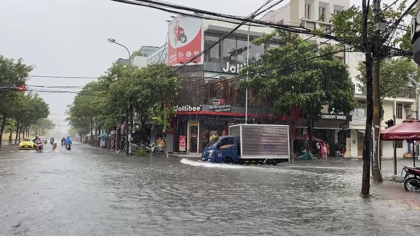 Đường Núi Thành giao với Tiểu La. Ảnh: PHẠM NGA Đường Núi Thành giao với Tiểu La. Ảnh: PHẠM NGA