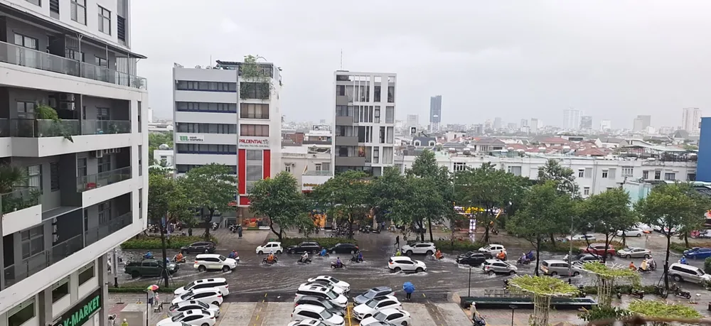 Ngập lụt ở khu vực gần chung cư Monachy. Ảnh: XUÂN QUỲNH Ngập lụt ở khu vực gần chung cư Monachy. Ảnh: XUÂN QUỲNH