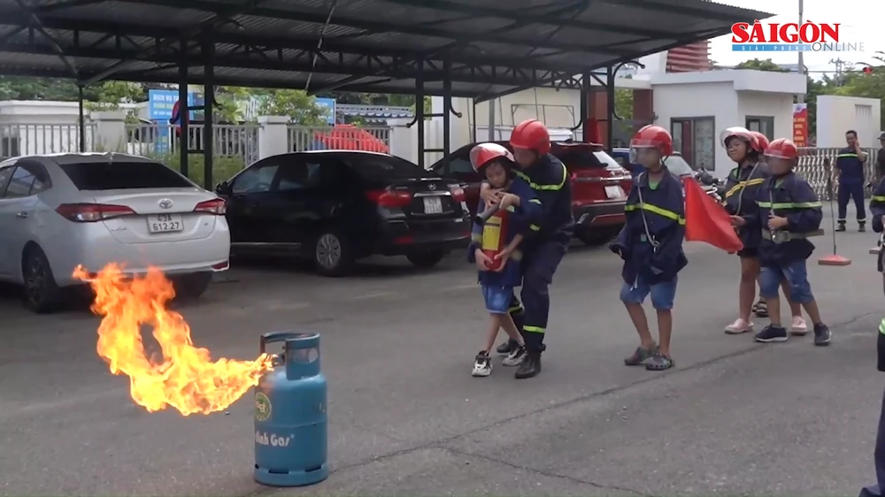 Đà Nẵng: Học sinh trải nghiệm làm lính cứu hỏa