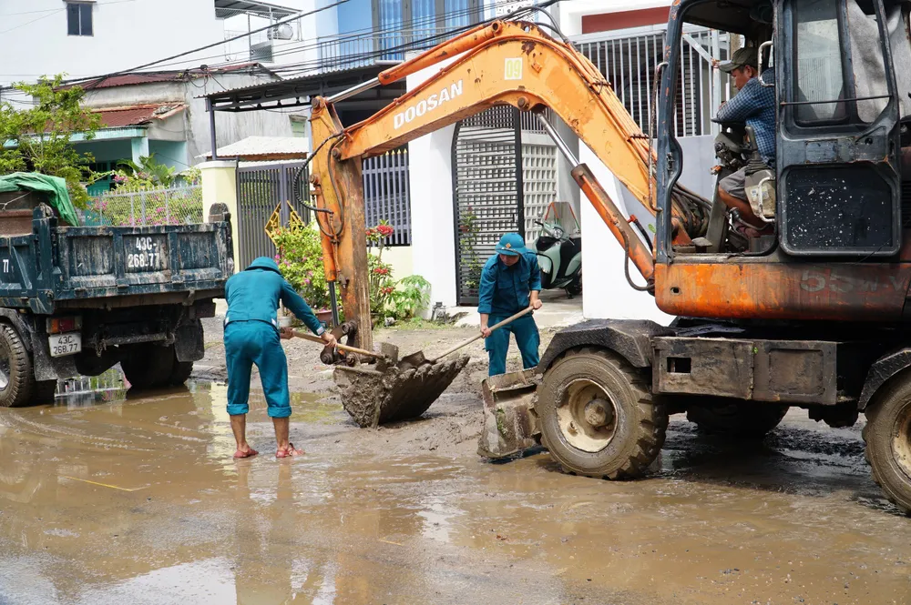 Lực lượng chức năng dọn dẹp bùn đất vào ngày 26-9 Lực lượng chức năng dọn dẹp bùn đất vào ngày 26-9
