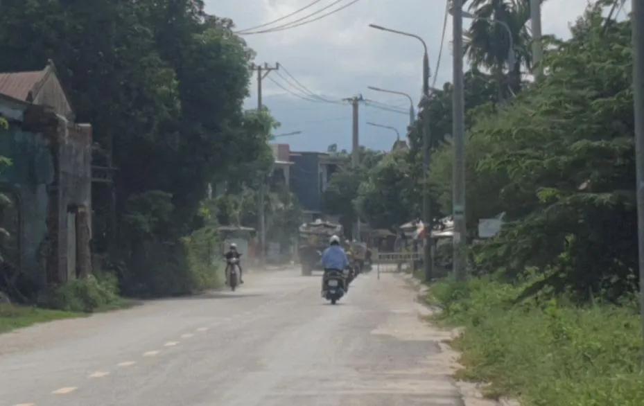Trời nắng thì bụi bay mịt mù. Ảnh: XUÂN QUỲNH Trời nắng thì bụi bay mịt mù. Ảnh: XUÂN QUỲNH
