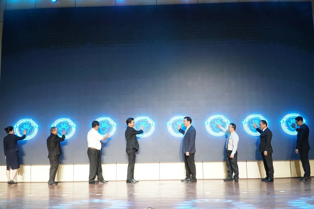 Lãnh đạo thực hiện nghi thức khai mạc Ngày hội khởi nghiệp đổi mới sáng tạo TP Đà Nẵng - SURF 2023. Ảnh: XUÂN QUỲNH Lãnh đạo thực hiện nghi thức khai mạc Ngày hội khởi nghiệp đổi mới sáng tạo TP Đà Nẵng - SURF 2023. Ảnh: XUÂN QUỲNH