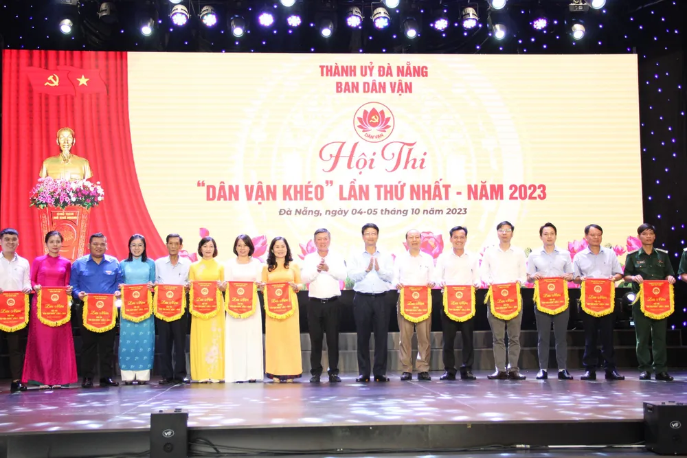 Ban tổ chức trao cờ lưu niệm cho các đội thi. Ảnh: XUÂN QUỲNH