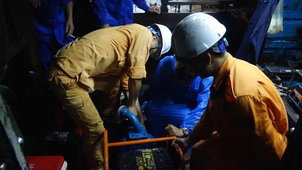 Đội ngũ kỹ thuật của Trung tâm khắc phục sự cố trên tàu TH 90929 TS