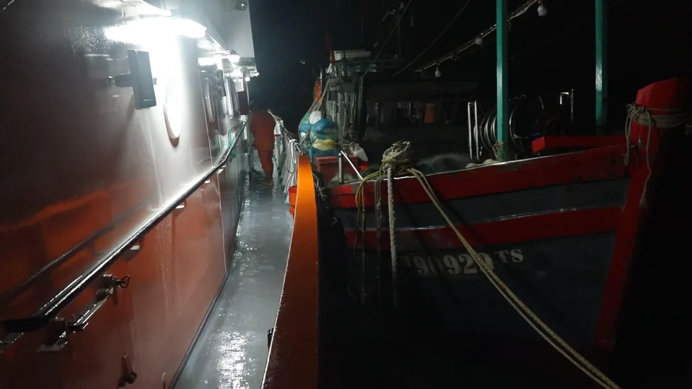 Lai dắt tàu TH 90929 TS thoát khỏi khu vực nguy hiểm