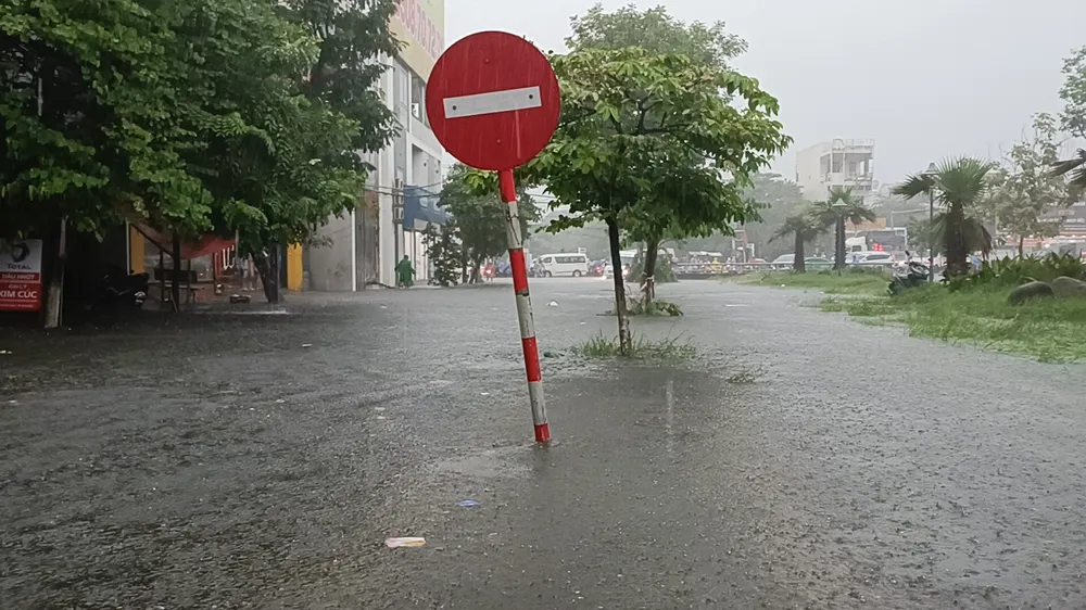 Ngập lụt ở đường Bắc Sơn (quận Cẩm Lệ, TP Đà Nẵng). Ảnh: XUÂN QUỲNH