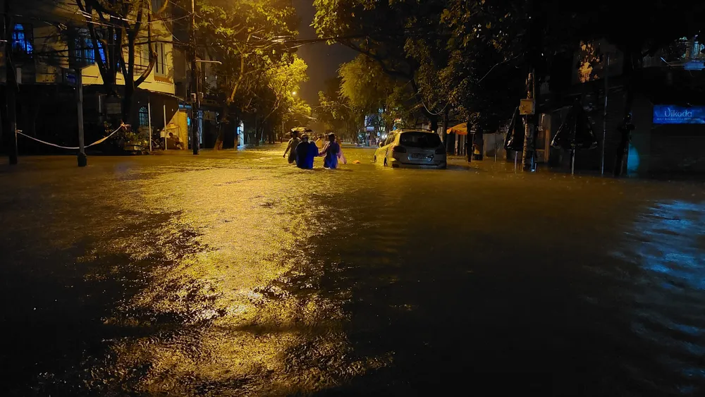 Người dân lội bì bõm tại đường Trưng Nữ Vương. Ảnh: VIẾT ĐỨC