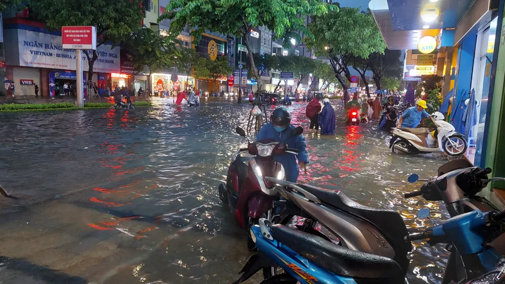 Người dân dắt bộ tại đường Nguyễn Văn Linh (quận Hải Châu, TP Đà Nẵng). Ảnh: VIẾT ĐỨC