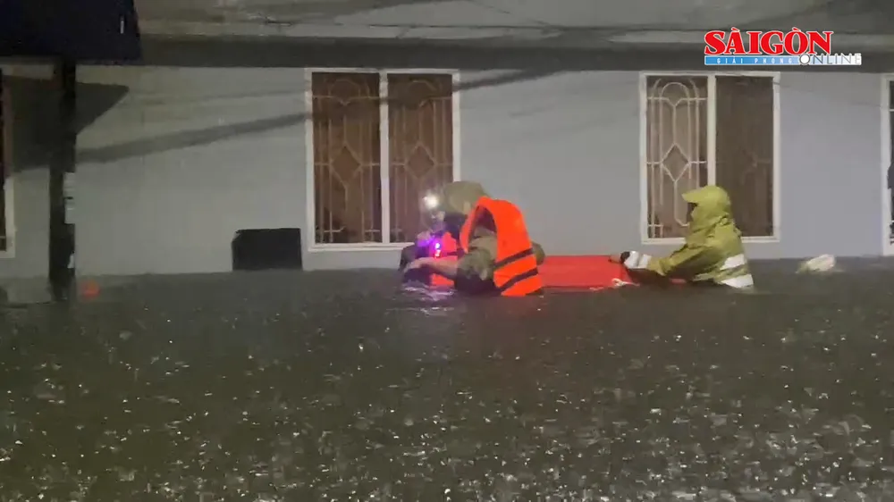 Nước ngập sâu đến nửa người. Ảnh: XUÂN QUỲNH Nước ngập sâu đến nửa người. Ảnh: XUÂN QUỲNH