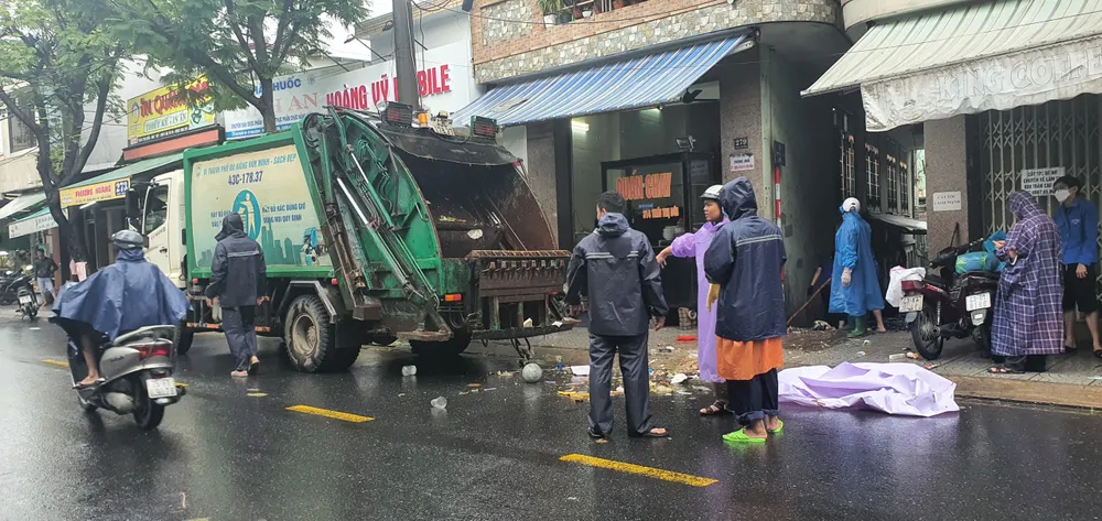 Lực lượng môi trường dọn vệ sinh đường Thái Thị Bôi. Ảnh: XUÂN QUỲNH