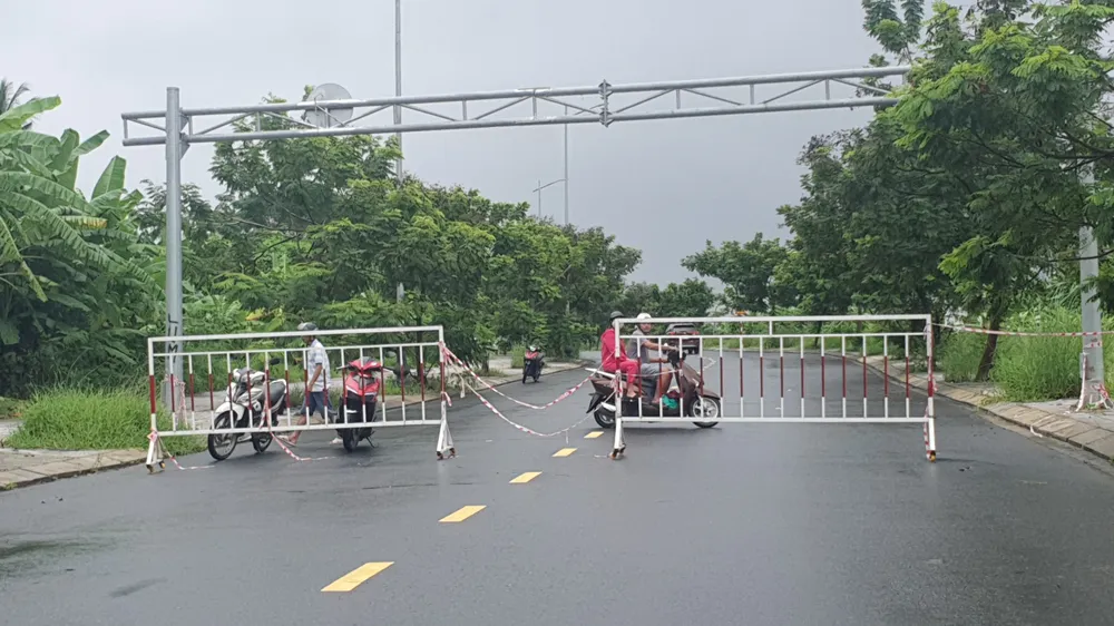 Nhiều phương tiện phải quay đầu. Ảnh: XUÂN QUỲNH