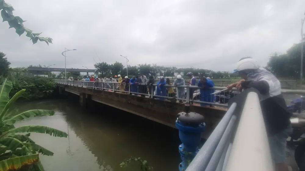 Cứ 10 phút người dân kéo cần một lần. Ảnh: XUÂN QUỲNH Cứ 10 phút người dân kéo cần một lần. Ảnh: XUÂN QUỲNH