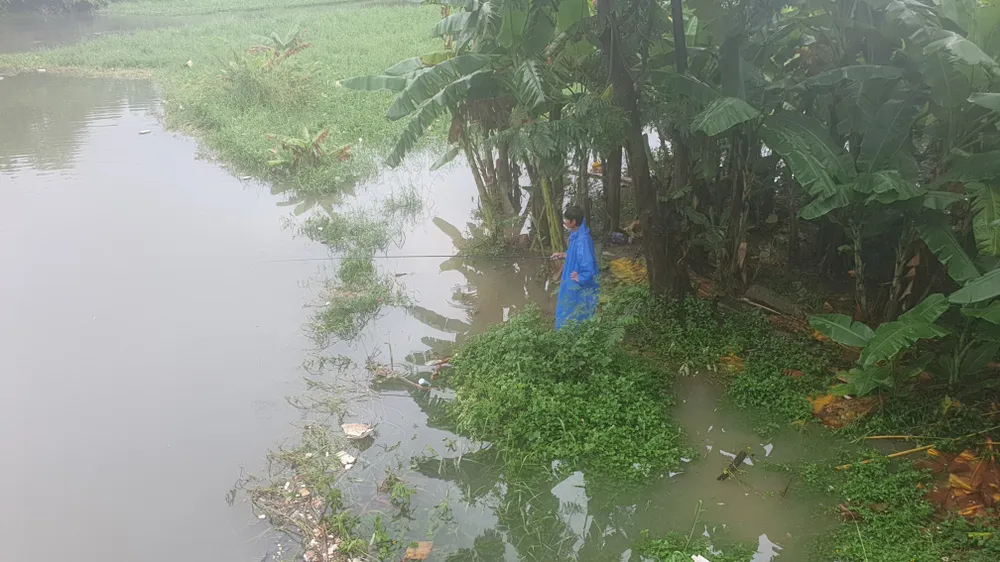 Người dân đứng mép sông Cẩm Lệ để câu cá. Ảnh: XUÂN QUỲNH Người dân đứng mép sông Cẩm Lệ để câu cá. Ảnh: XUÂN QUỲNH