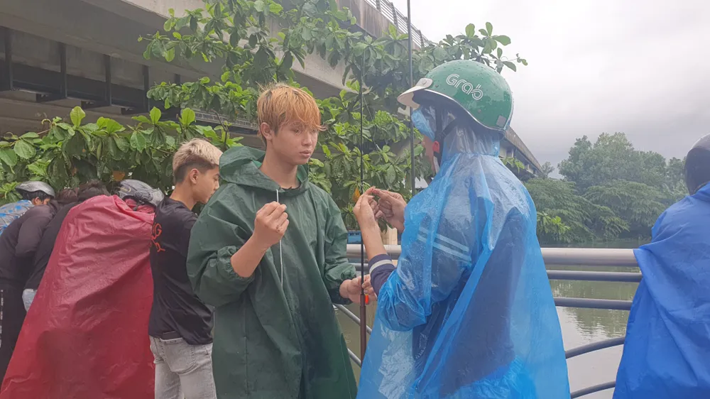 Chỉ một một cần câu và mồi nhử đặt xuống cạnh dòng nước chảy, người dân có thể vớt cá lên liên tục. Ảnh: XUÂN QUỲNH Chỉ một một cần câu và mồi nhử đặt xuống cạnh dòng nước chảy, người dân có thể vớt cá lên liên tục. Ảnh: XUÂN QUỲNH