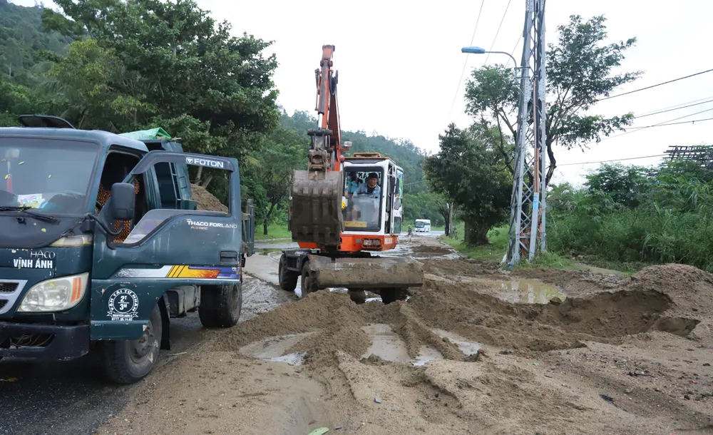 Một lượng lớn đất cát từ trên núi tràn xuống lấp mặt đường Một lượng lớn đất cát từ trên núi tràn xuống lấp mặt đường