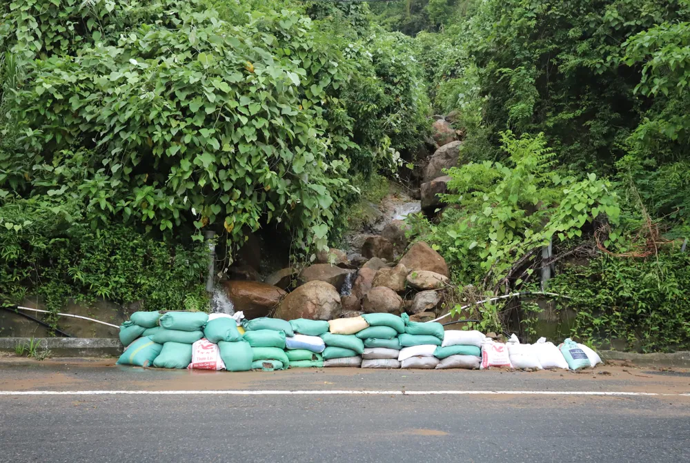 Một số nơi được dựng bao cát chắn sạt lở Một số nơi được dựng bao cát chắn sạt lở