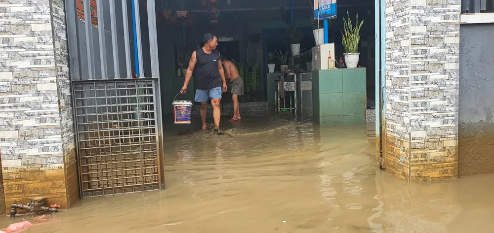 Nhiều hộ gia đình bắt đầu lau dọn nhà cửa. Ảnh: XUÂN QUỲNH