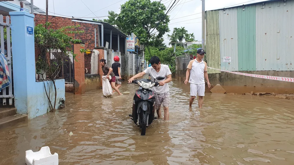 Người dân dắt xe về nhà. Ảnh: XUÂN QUỲNH