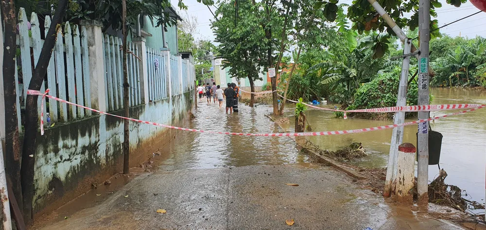 Một số khu vực tại kiệt đường Mẹ Suốt vẫn còn giăng dây vì nước chảy xiết. Ảnh: XUÂN QUỲNH