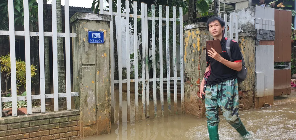 Một số hộ phải đóng cửa vì sợ trôi vật dụng. Ảnh: XUÂN QUỲNH