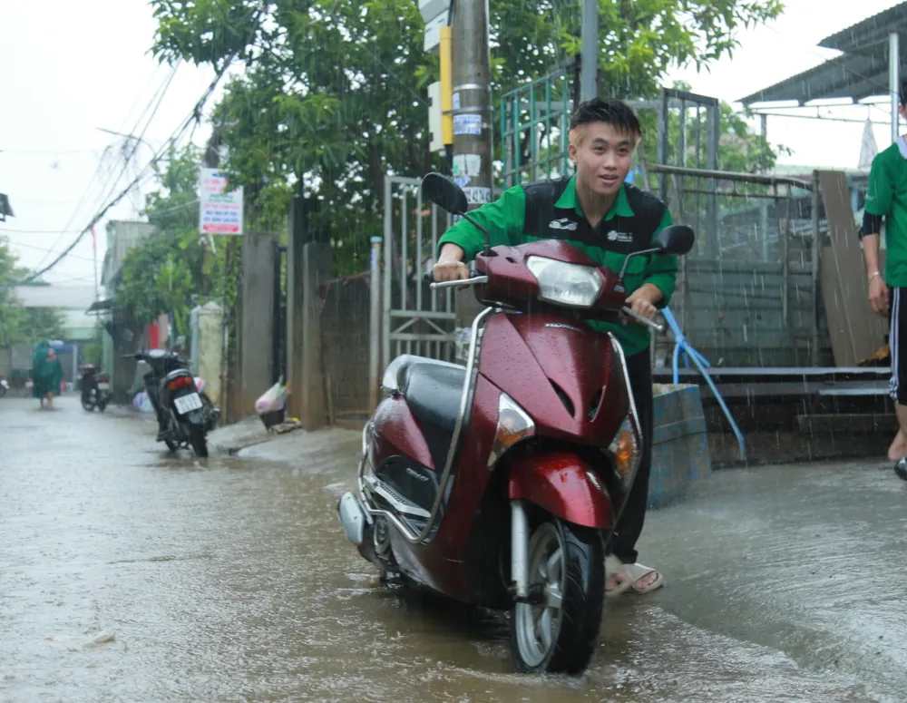 Hầu hết các phương tiện bị chết máy do ngập sâu trong nước. Ảnh: XUÂN QUỲNH Hầu hết các phương tiện bị chết máy do ngập sâu trong nước. Ảnh: XUÂN QUỲNH