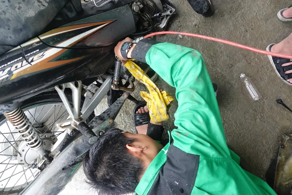 Các bạn sử dụng các thiết bị hỗ trợ bà con nổ máy, hút nước. Ảnh: XUÂN QUỲNH Các bạn sử dụng các thiết bị hỗ trợ bà con nổ máy, hút nước. Ảnh: XUÂN QUỲNH