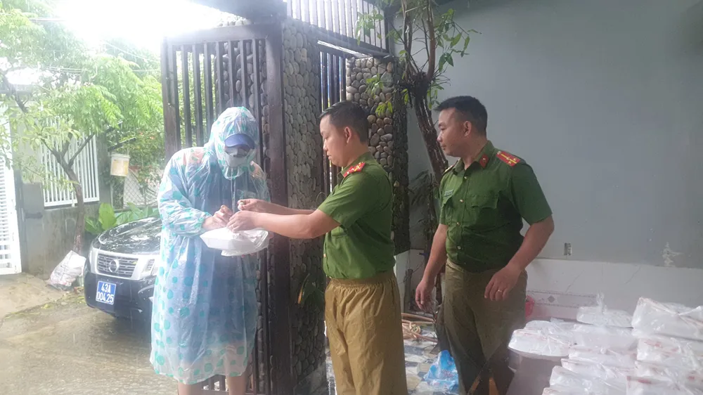 Công an phường Hòa Khánh Nam hỗ trợ bữa trưa cho người dân kiệt 163 Mẹ Suốt. Ảnh: XUÂN QUỲNH Công an phường Hòa Khánh Nam hỗ trợ bữa trưa cho người dân kiệt 163 Mẹ Suốt. Ảnh: XUÂN QUỲNH