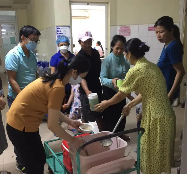 Người thân và bệnh nhi đến nhận thức ăn Người thân và bệnh nhi đến nhận thức ăn
