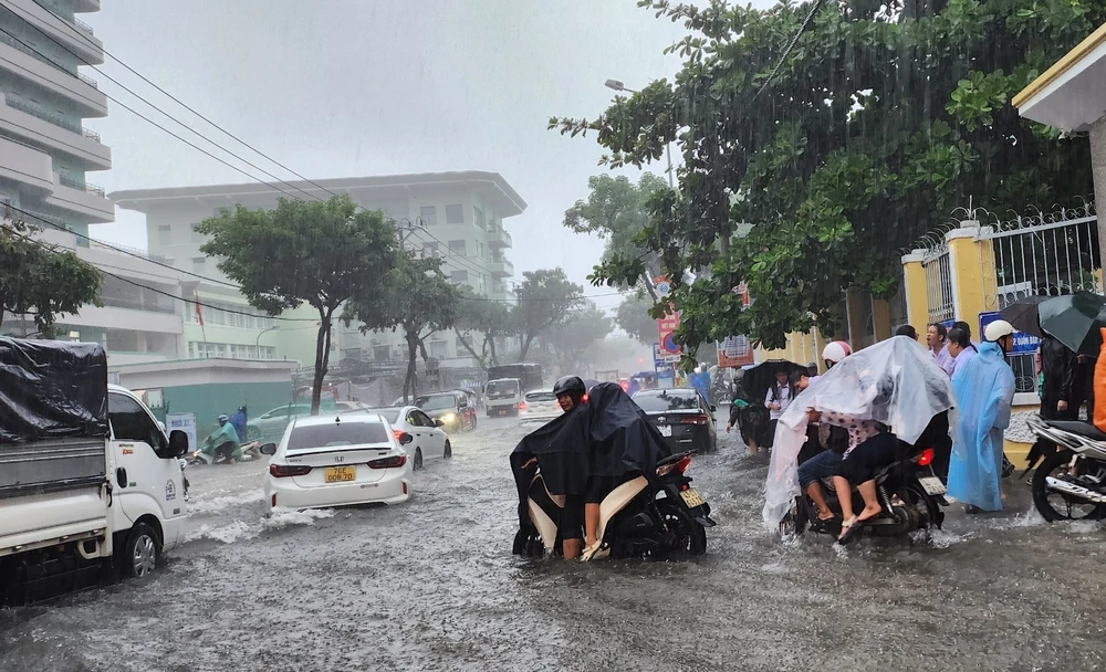 Trong sáng 17-10, thời tiết Đà Nẵng có mưa lớn và gió mạnh