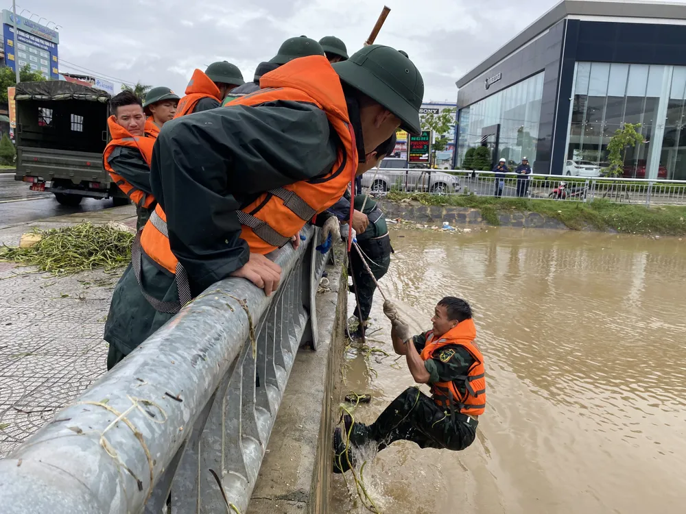 Dân quân địa phương thông tắc ở dọc kênh Đa Cô. Ảnh: PHẠM NGA Dân quân địa phương thông tắc ở dọc kênh Đa Cô. Ảnh: PHẠM NGA