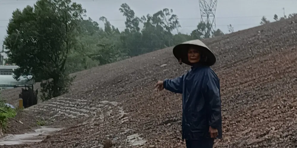 Mương thoát nước của Cụm công nghiệp Cẩm Lệ bị bịt hoàn toàn bằng đất đá. Ảnh: XUÂN QUỲNH Mương thoát nước của Cụm công nghiệp Cẩm Lệ bị bịt hoàn toàn bằng đất đá. Ảnh: XUÂN QUỲNH