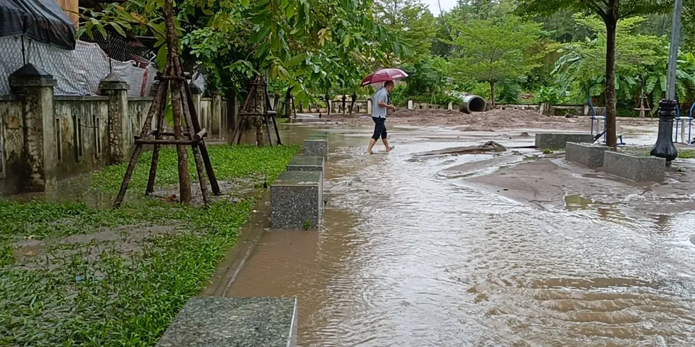 Người dân đi lại hết sức cẩn thận vì lớp bùn dày cộm đóng thành mảng.Ảnh: XUÂN QUỲNH Người dân đi lại hết sức cẩn thận vì lớp bùn dày cộm đóng thành mảng.Ảnh: XUÂN QUỲNH