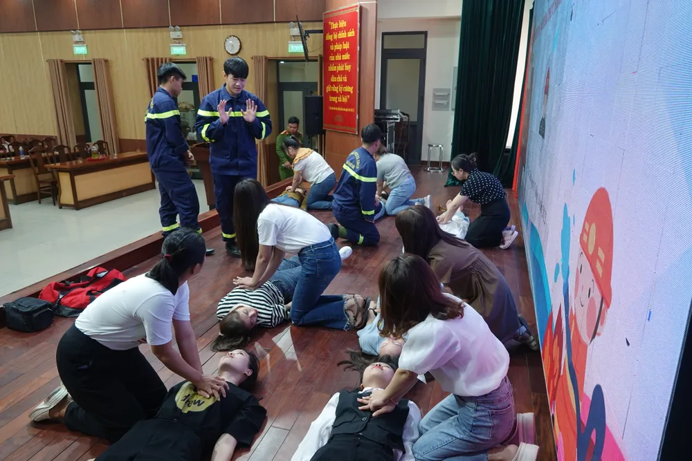 Các cô giáo được tập huấn cách ép tim, hô hấp nhân tạo. Ảnh: XUÂN QUỲNH Các cô giáo được tập huấn cách ép tim, hô hấp nhân tạo. Ảnh: XUÂN QUỲNH