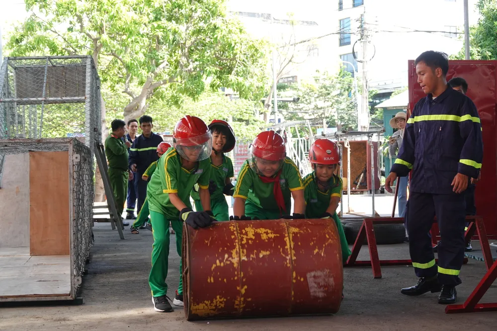 Tập luyện cách làm việc nhóm. Ảnh: XUÂN QUỲNH Tập luyện cách làm việc nhóm. Ảnh: XUÂN QUỲNH
