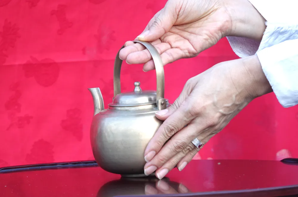 Ấm rượu trong lễ cưới truyền thống Hàn Quốc. Ảnh: XUÂN QUỲNH