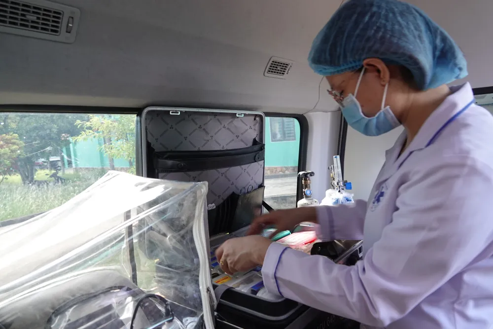 Điều dưỡng Nguyễn Thị Thắm, Trung tâm cấp cứu 115 Đà Nẵng đang thực hiện quy trình. Ảnh: XUÂN QUỲNH Điều dưỡng Nguyễn Thị Thắm, Trung tâm cấp cứu 115 Đà Nẵng đang thực hiện quy trình. Ảnh: XUÂN QUỲNH