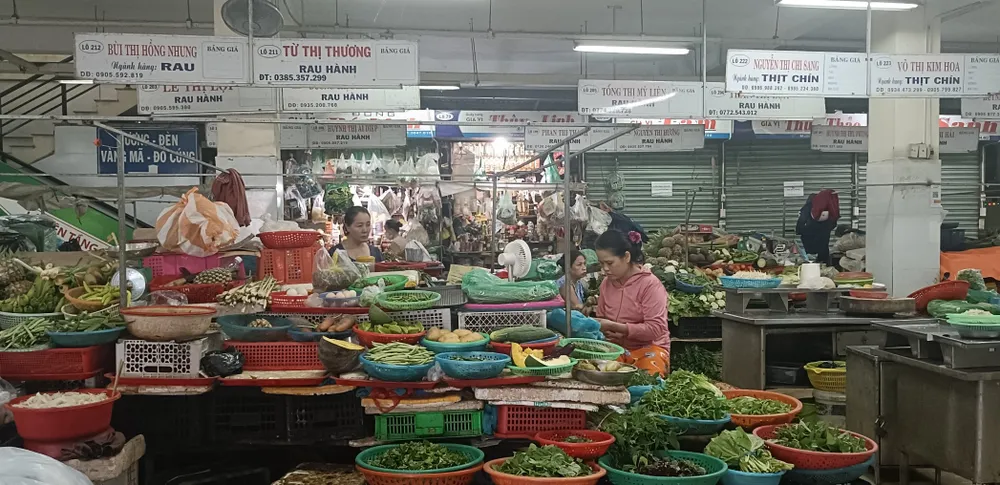 Khu hàng rau hành Chợ Siêu thị Đà Nẵng rơi vào cảnh người bán đông hơn người mua. Ảnh: XUÂN QUỲNH Khu hàng rau hành Chợ Siêu thị Đà Nẵng rơi vào cảnh người bán đông hơn người mua. Ảnh: XUÂN QUỲNH