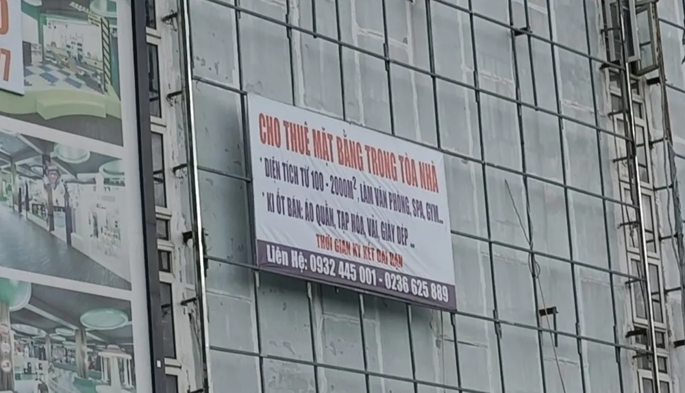 Công ty TNHH MTV Chợ Siêu Thị Đà Nẵng treo bảng thuê mặt bằng để tìm nguồn thu. Ảnh: XUÂN QUỲNH Công ty TNHH MTV Chợ Siêu Thị Đà Nẵng treo bảng thuê mặt bằng để tìm nguồn thu. Ảnh: XUÂN QUỲNH