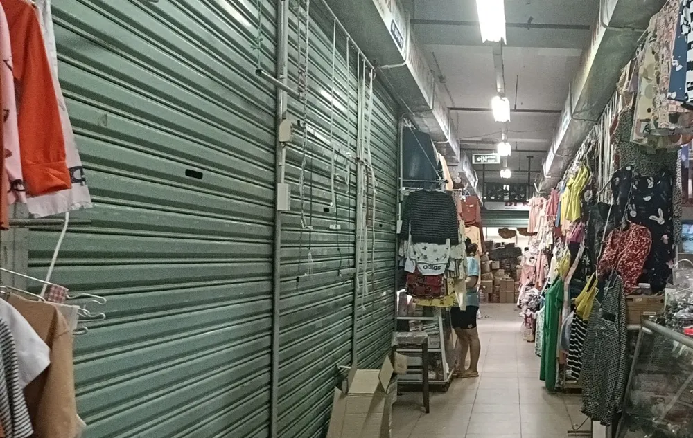 Nhiều kios đóng cửa. Ảnh: XUÂN QUỲNH Nhiều kios đóng cửa. Ảnh: XUÂN QUỲNH