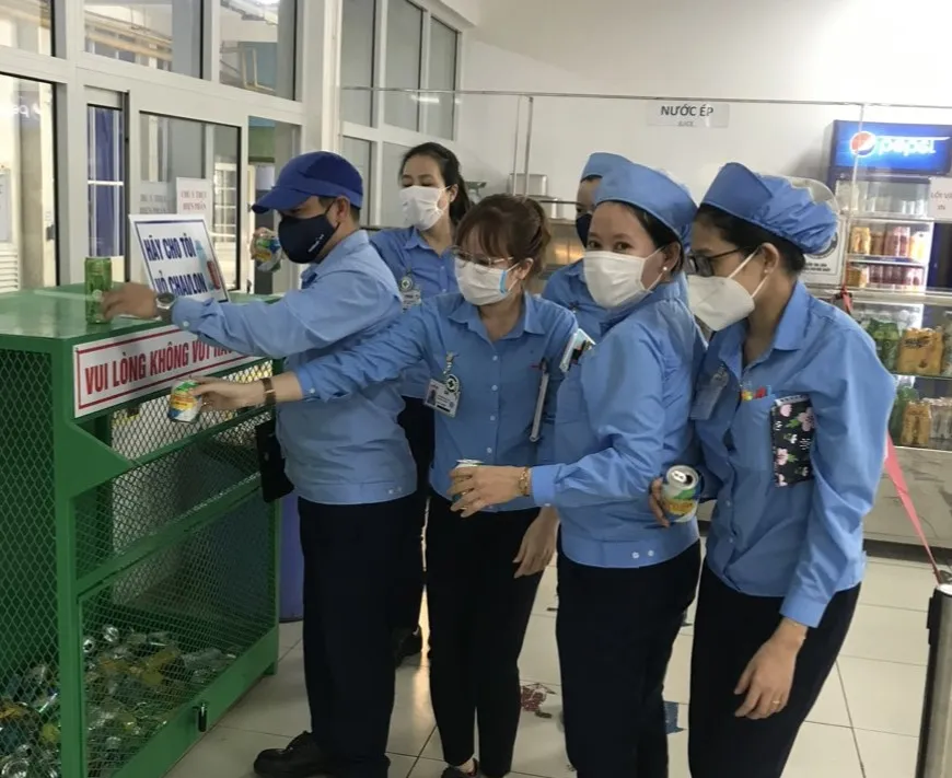 Đoàn viên Công ty TNHH Murata Manufacturing Việt Nam thực hiện mô hình &quot;Thu gom chai, lon nhựa phế liệu&quot;