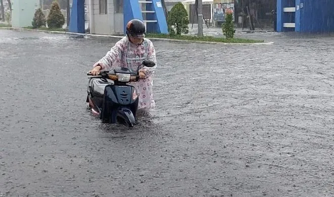 Một phương tiện phải tắt máy, dắt bộ