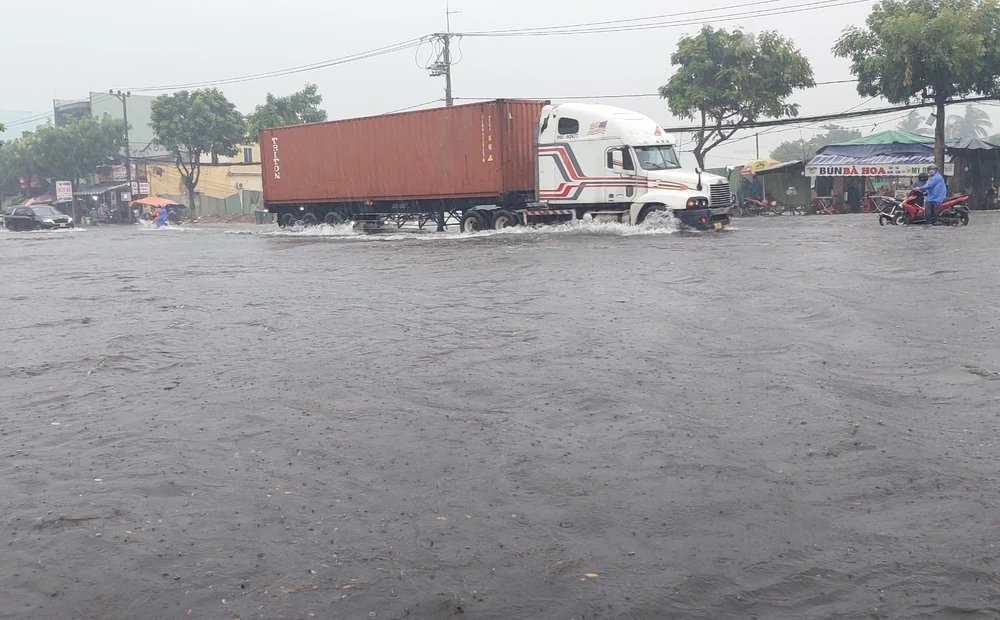 Nước dâng cao gây khó khăn cho phương tiện lưu thông