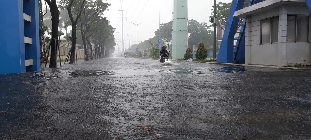 Đường số 4 Khu Công nghiệp Hòa Khánh ngập từ 0,3m đến 0,5m