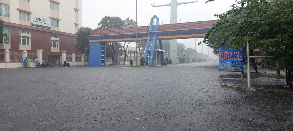 Ngã ba Nguyễn Lương Bằng - cổng Khu Công nghiệp Hòa Khánh, quận Liên Chiểu, ngập nặng mỗi khi mưa kéo dài