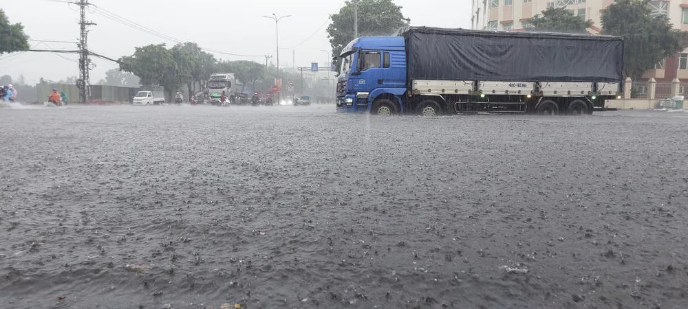 Tại đường Nguyễn Lương Bằng, quận Liên Chiểu, nước dâng gần nửa mét