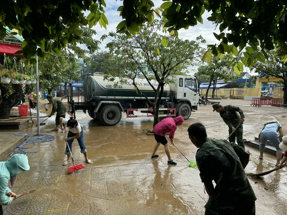 Xe bồn cũng được huy động Xe bồn cũng được huy động