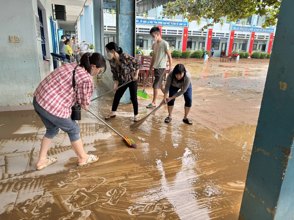 Thầy cô và phụ huynh dọn bùn non vào sáng 8-11 Thầy cô và phụ huynh dọn bùn non vào sáng 8-11