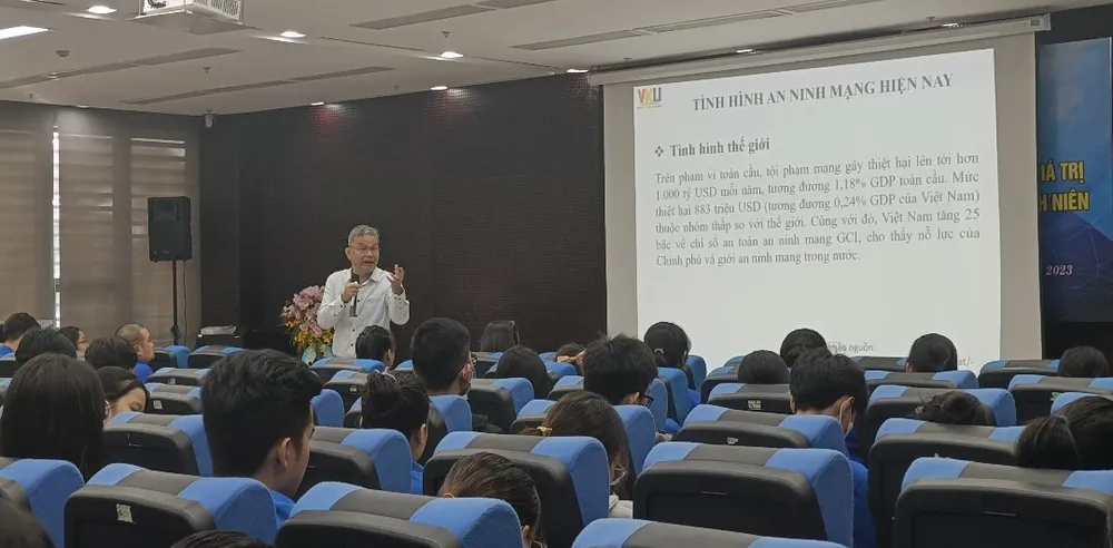 Ông Lê Tự Thanh, Phó Giám đốc Trung tâm Phát triển và Quản trị CNTT, Trường Đại học Công nghệ Thông tin và Truyền thông Việt – Hàn chia sẻ thông tin. Ảnh: XUÂN QUỲNH Ông Lê Tự Thanh, Phó Giám đốc Trung tâm Phát triển và Quản trị CNTT, Trường Đại học Công nghệ Thông tin và Truyền thông Việt – Hàn chia sẻ thông tin. Ảnh: XUÂN QUỲNH