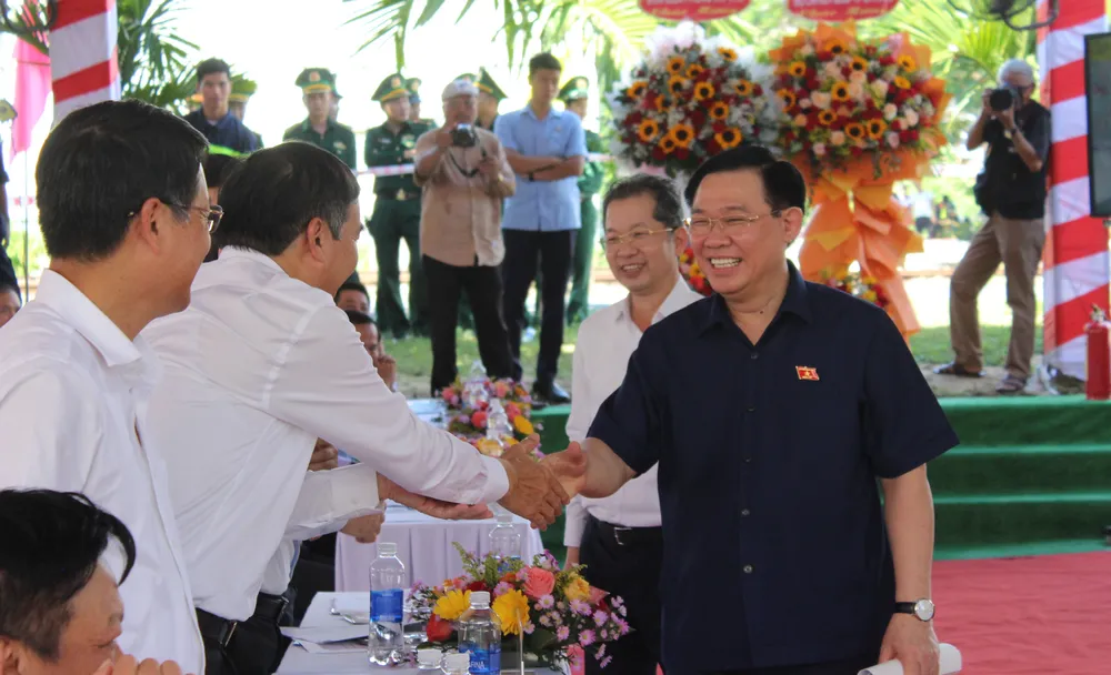 Chủ tịch Quốc hội Vương Đình Huệ trao đổi với đại biểu. Ảnh: PHẠM NGA Chủ tịch Quốc hội Vương Đình Huệ trao đổi với đại biểu. Ảnh: PHẠM NGA