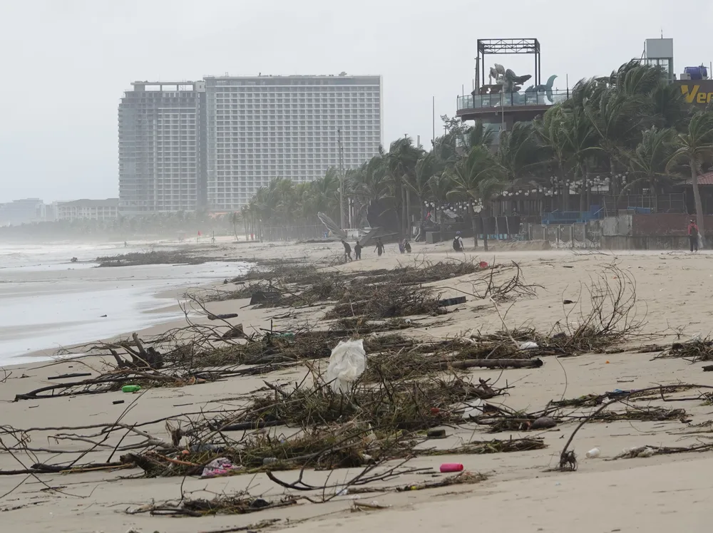 Có nhiều đoạn bãi biển ngập ngụa rác, bốc mùi hôi. Ảnh: XUÂN QUỲNH Có nhiều đoạn bãi biển ngập ngụa rác, bốc mùi hôi. Ảnh: XUÂN QUỲNH
